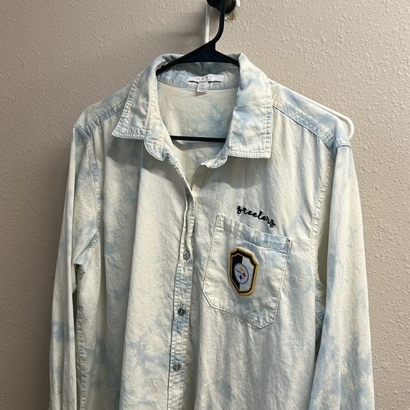 WEAR by Erin Andrews Women's Pittsburgh Steelers Chambray Acid Wash Button Up - Picture 10 of 10